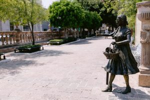 La enrtrada al Jardín de San Marcos con la famosa estatua de bronce niña de las flores