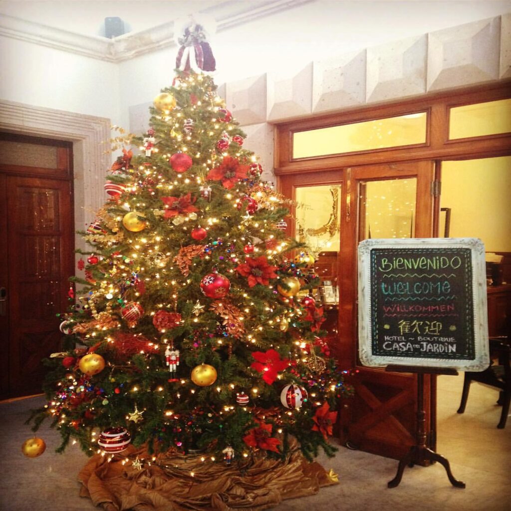 Arbol Navideño en la recepcion del hotel